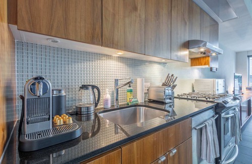 Gastown Condo | Spacious, Bright, Sleeps 5+Free Parking