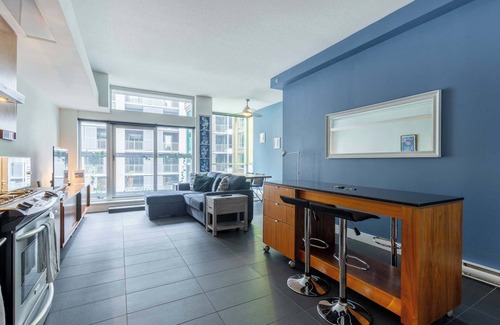 Gastown Condo | Spacious, Bright, Sleeps 5+Free Parking
