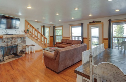Bryant Cabin | Spacious Bryant Cabin: Private Hot Tub & Views