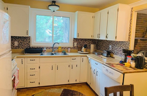 Bayridge West House | Spacious Bungalow- 4 bedrooms- 3 Full Bath + Den, 9 beds