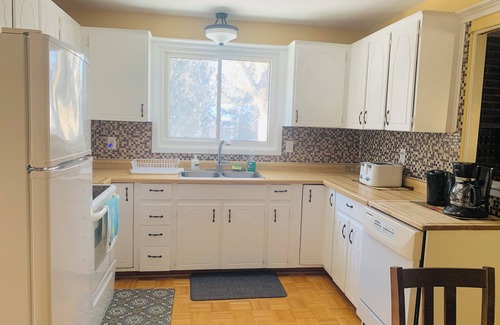 Bayridge West House | Spacious Bungalow- 4 bedrooms- 3 Full Bath + Den, 9 beds