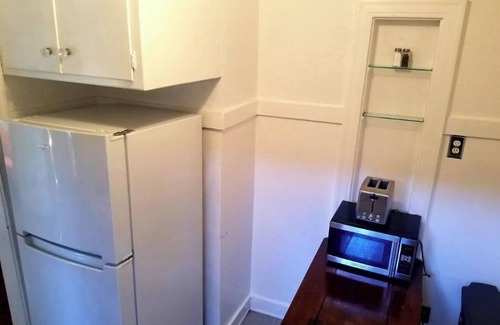 Hollywood House | Spacious Bungalow in Heart of Hollywood!