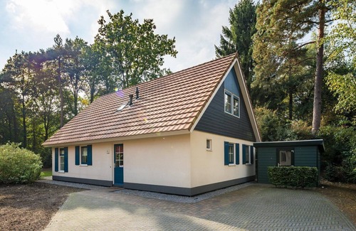 Hooghalen House | Spacious bungalow with open kitchen, terrace, 6 bedrooms and 2 bathrooms