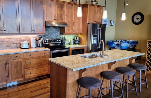 Big White Ski Resort House | Spacious "Cabin Feel" Townhouse in Happy Valley
