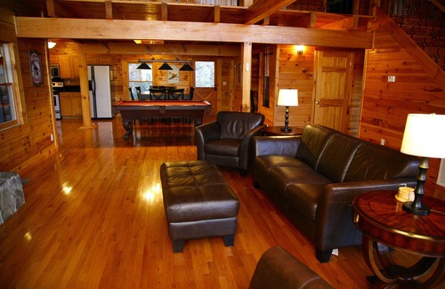 Bryson City Cabin | Spacious Cabin Retreat Hot Tub Pool Table Firepit Near Town/Train Pets