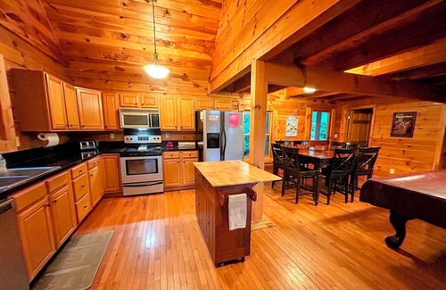 Bryson City Cabin | Spacious Cabin Retreat Hot Tub Pool Table Firepit Near Town/Train Pets