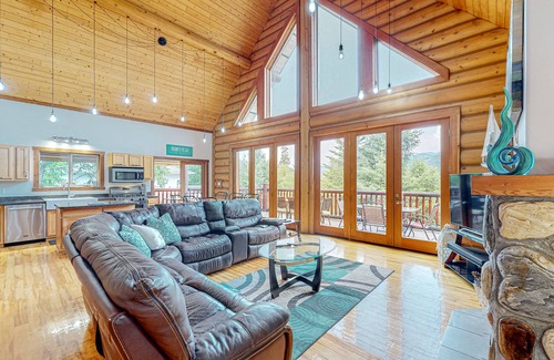Christina Lake Cabin | Spacious cabin with fireplace, full kitchen, gas grill, patio, balcony, & W/D