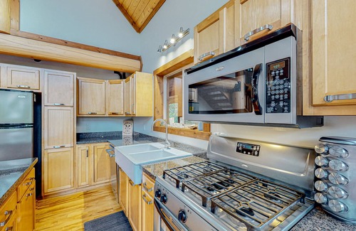 Christina Lake Cabin | Spacious cabin with fireplace, full kitchen, gas grill, patio, balcony, & W/D