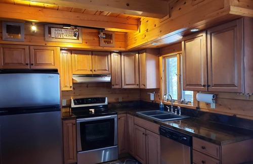 Hot Springs House | Spacious Cabin with Excellent Views/Hot Tub/Wi-Fi