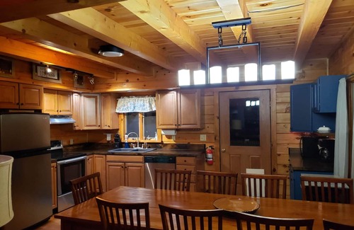 Hot Springs House | Spacious Cabin with Excellent Views/Hot Tub/Wi-Fi