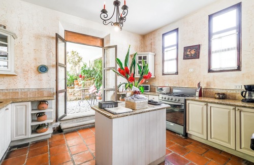 Antigua Guatemala Apartment | Spacious Central & Hidden Secret (pool & hot tub)