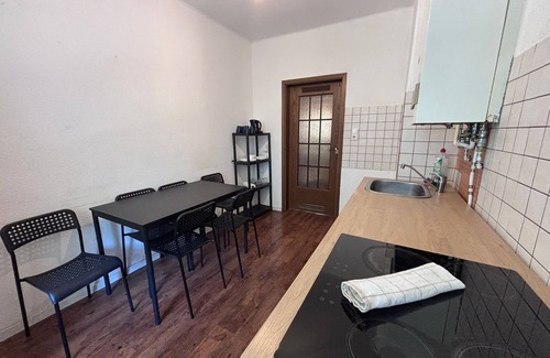 Zeitz Apartment | Spacious Central 3Bedroom flat for 8 guests