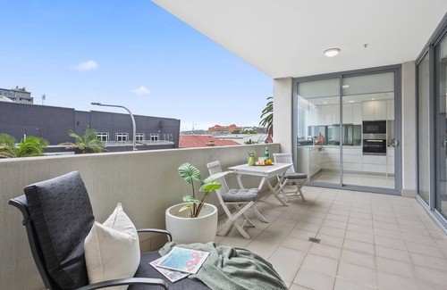 Wollongong Apartment | Spacious City Beach Harbour Apartment -Moments to Beach, Harbour Foreshore & CBD