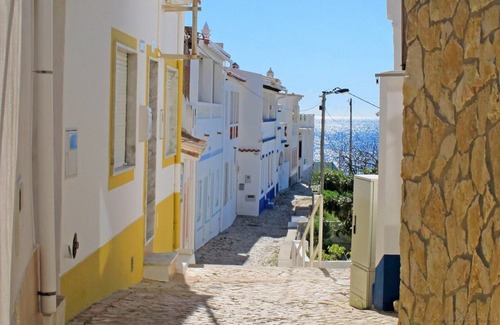 Salema House | spacious, close to beach, great seaview, garden, fireplace