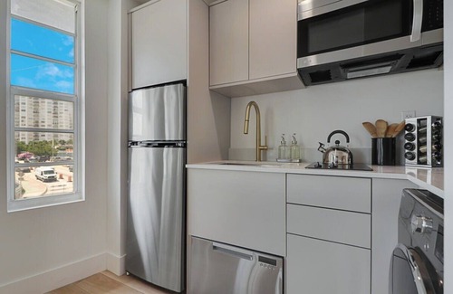 Mid Beach House | Spacious Combo Room | Miami | Roami at The Carmela
