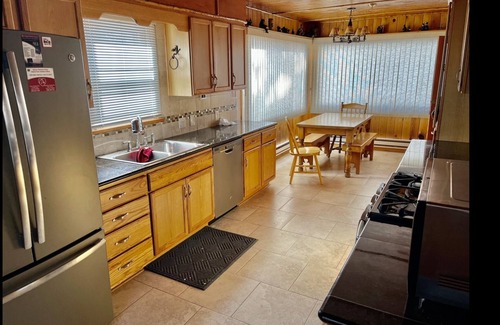 Last Chance Cabin | Spacious comfortable cabin, 33 Miles to Yellowstone, Wi/Fi, Fire Pit, Hot Tub 🦬