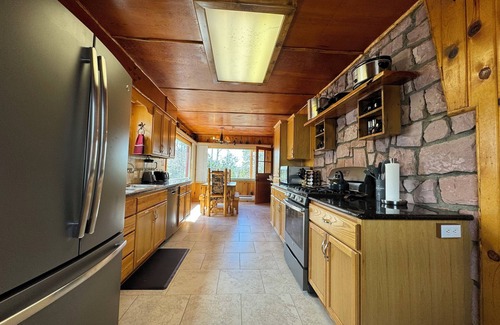 Last Chance Cabin | Spacious comfortable cabin, 33 Miles to Yellowstone, Wi/Fi, Fire Pit, Hot Tub 🦬