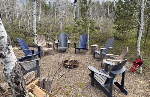 Last Chance Cabin | Spacious comfortable cabin, 33 Miles to Yellowstone, Wi/Fi, Fire Pit, Hot Tub 🦬