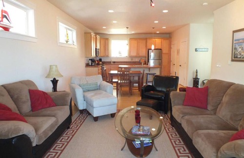 Oceanside House | Spacious Comfortable Contemporary Beach Home