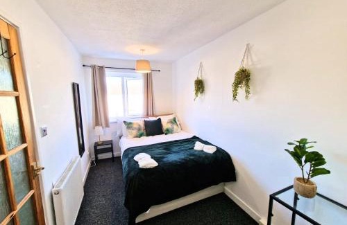 Marston Green House | Spacious & comfy Home- very close to NEC Birmingham ,HS2 & Airport- Perfect for contractors & groups- free parking & Fast WiFi