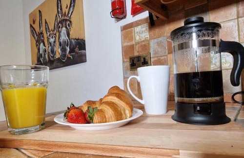Marston Green House | Spacious & comfy Home- very close to NEC Birmingham ,HS2 & Airport- Perfect for contractors & groups- free parking & Fast WiFi