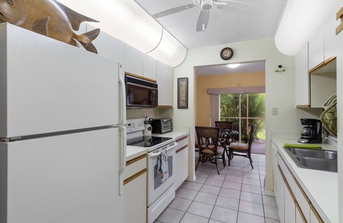 Kings Lake Condo | Spacious Condo minutes drive to Fifth Avenue South & Beaches