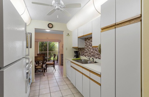 Kings Lake Condo | Spacious Condo minutes drive to Fifth Avenue South & Beaches