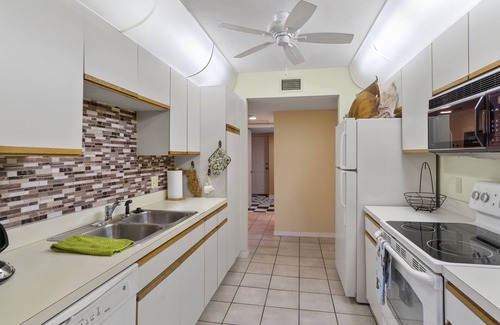 Kings Lake Condo | Spacious Condo minutes drive to Fifth Avenue South & Beaches
