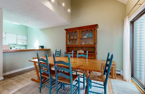 West Hartford Condo | Spacious condo with mountain view, fireplace, a/c, walk to Lake Pinneo