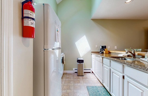 West Hartford Condo | Spacious condo with mountain view, fireplace, a/c, walk to Lake Pinneo