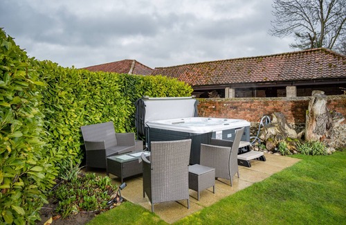 Aldborough House | Spacious converted barn in North Norfolk with private hot tub & close to beaches