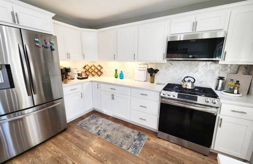 Aurora House | Spacious Corporate Rental + Parking!