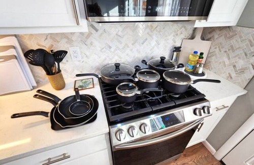 Aurora House | Spacious Corporate Rental + Parking!