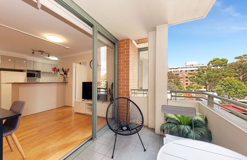 Pyrmont Apartment | Spacious & Cosy 2 Bedroom Apartment in Darling Harbour