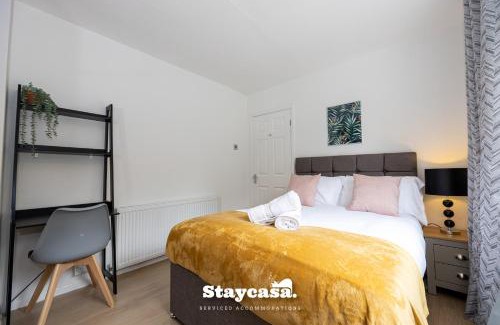 Broadheath House | Spacious Cosy Cove With Large Driveway And Garden