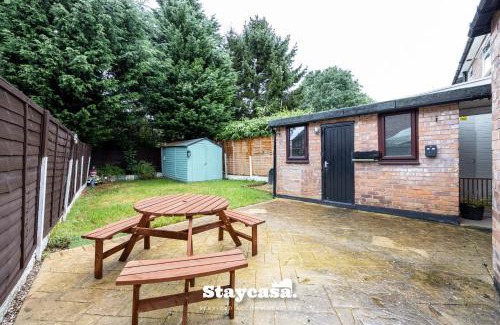 Broadheath House | Spacious Cosy Cove With Large Driveway And Garden