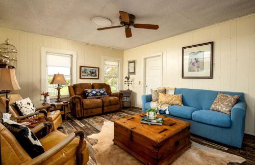 Dennis House | Spacious Cottage Rental for Group Getaway on Ranch near Dallas, Texas