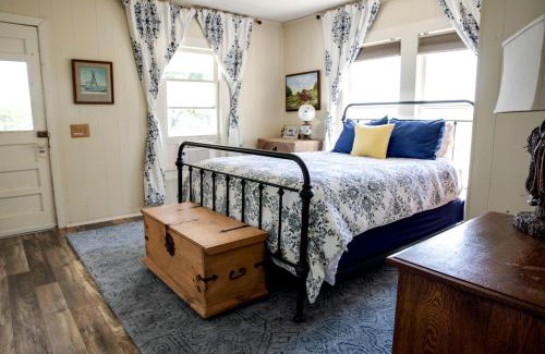 Dennis House | Spacious Cottage Rental for Group Getaway on Ranch near Dallas, Texas