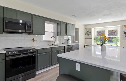 Columbus House | Spacious & Cozy ~ Close to Fort Moore ~ Pool Table