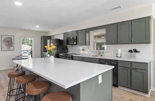Columbus House | Spacious & Cozy ~ Close to Fort Moore ~ Pool Table