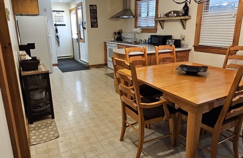 Chocorua House | Spacious Cozy Home, nearby King Pine and Cranmore skiing, and event venues