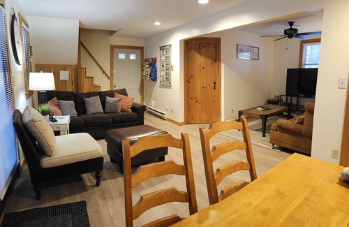 Chocorua House | Spacious Cozy Home, nearby King Pine and Cranmore skiing, and event venues