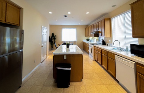 Fontana House | Spacious Cozy Home Near Almeria Park