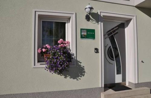 Ertl Apartment | Spacious, cozy vacation apartment (150sqm) with balcony for up to 6 people