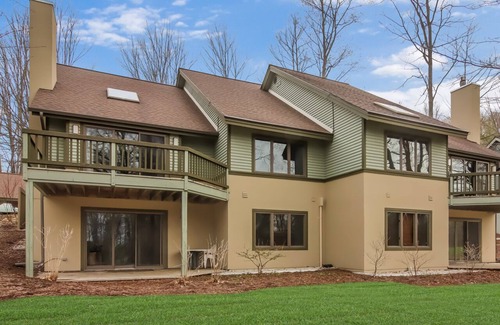 Thompsonville House | Spacious Crystal Mountain Retreat – Golf, Ski & More!