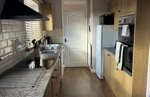 Grantham Cottage | Spacious Detached Bungalow With Ample Parking