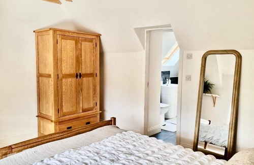 Wokingham House | Spacious Double Bed Room Ensuite & Onsite Parking - Only suitable for one guest