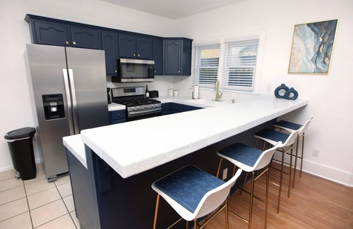 West Gateway House | Spacious Downtown Gem w/Parking