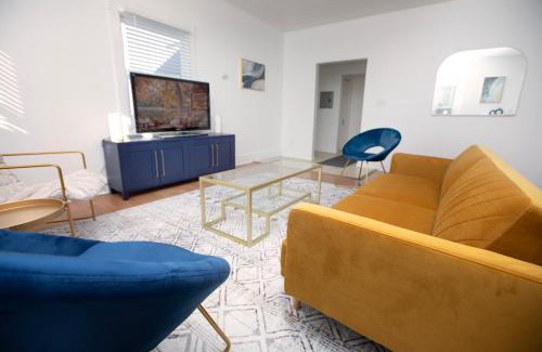 West Gateway Apartment | Spacious Downtown Gem With Parking