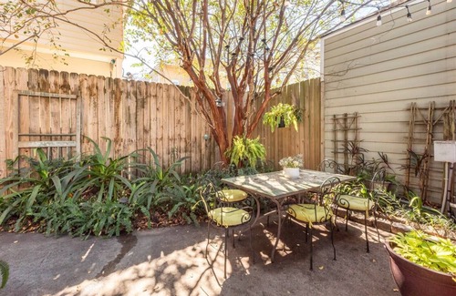 Milan Apartment | Spacious Fall Retreat | Walk to Streetcar & Garden District | Hot Tub